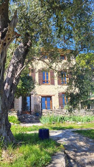 Location de vacances pour 2 personnes, avec vue ainsi que terrasse et jardin à Tourrettes-sur-Loup