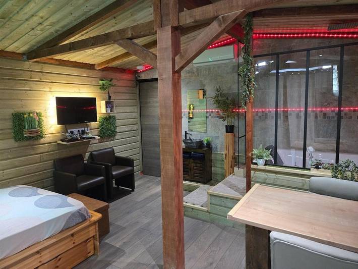 Chalet pour 2 personnes, avec jacuzzi, animaux acceptés dans le Jura