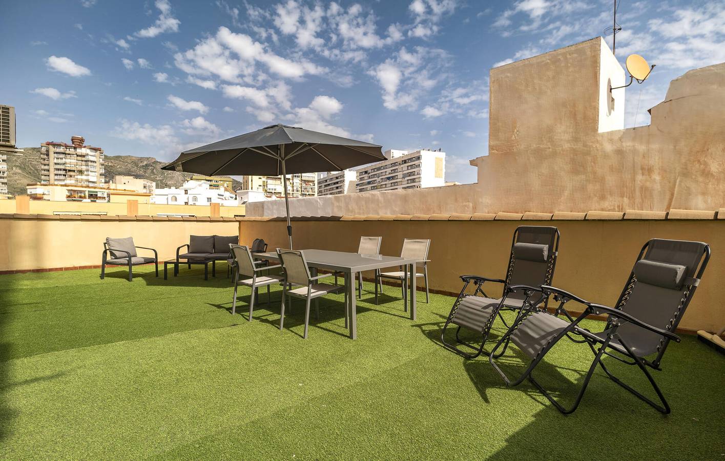 Entire holiday apartment, Modern Apartment with Terrace, WiFi & AC - Close to Beach & Town in Torremolinos Centre, Torremolinos