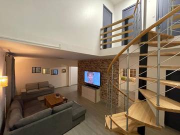 Gîte pour 6 personnes, avec terrasse et jacuzzi ainsi que jardin et sauna dans Semoy