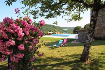 Gîte pour 2 personnes, avec jardin ainsi que terrasse et piscine à Saint-Médard