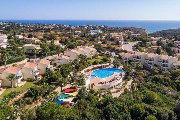 Bungalow für 6 Personen, mit Balkon und Terrasse sowie Whirlpool und Garten in Carvoeiro