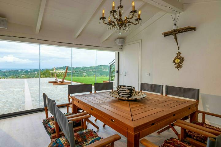 Cascina moderna con jacuzzi tra i vigneti in Alba, Langhe