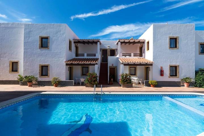Apartamento para 2 personas, con Balcón y Terraza además de Jardín y Piscina para niños en La Savina