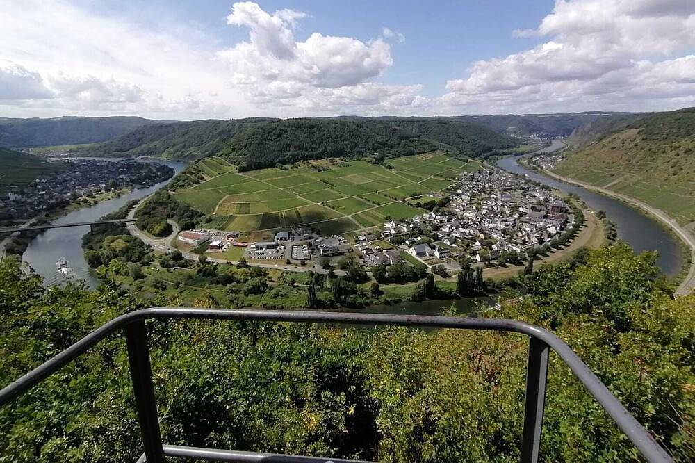 Ganze Wohnung, Moderne Ferienwohnung (Nichtraucher) mit Balkon und direktem Moselblick in Valwig, Cochem-Zell