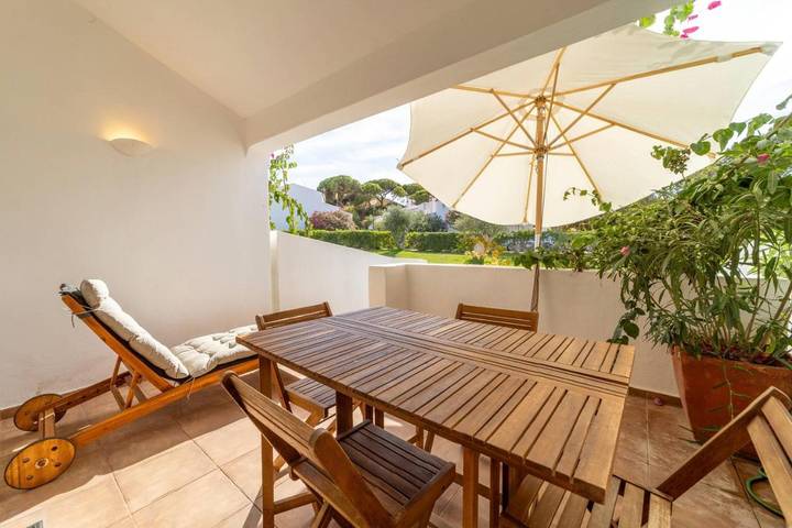 Villa voor 4 personen, met balkon en tuin in Olhos de Água