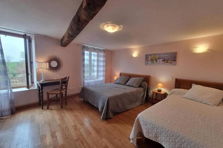 Gîte pour 8 personnes, avec jardin, animaux acceptés à Saint-Paul-de-Vézelin - 4