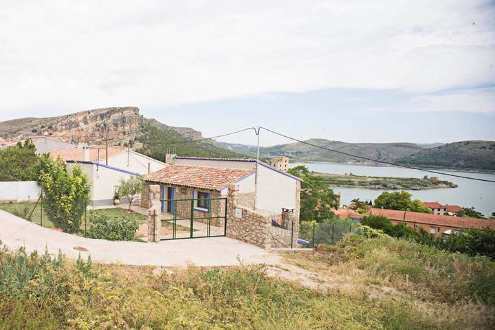 Apartamento para 12 personas, con Balcón y Terraza además de Jardín y Piscina en Nuévalos