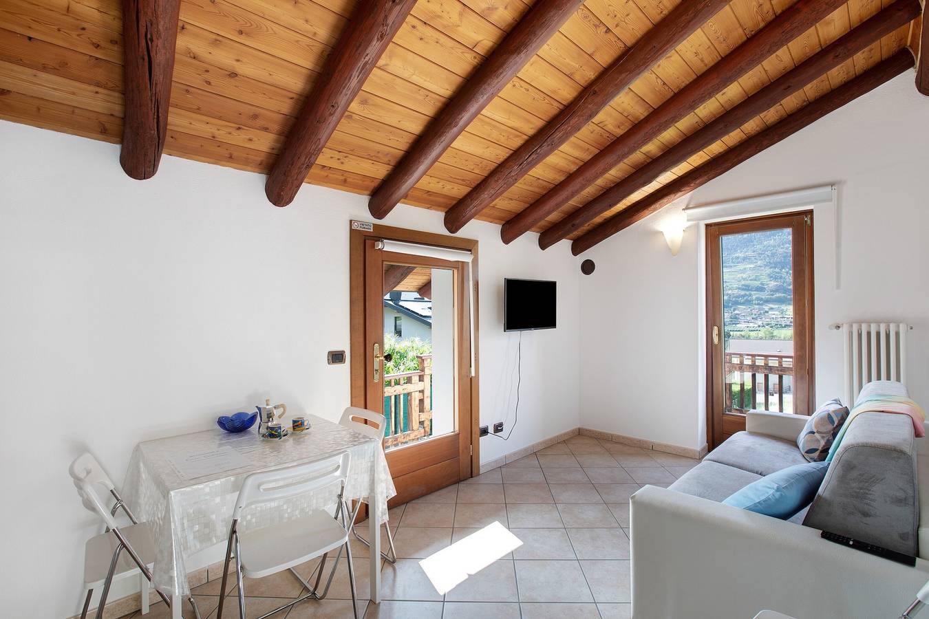 Geheel appartement, Appartement 'Casa Sabrina - Appartamento Bianco' met Uitzicht op de Bergen, Privéterras en Wi-Fi in Comune di Sarre, Walliser Alpen