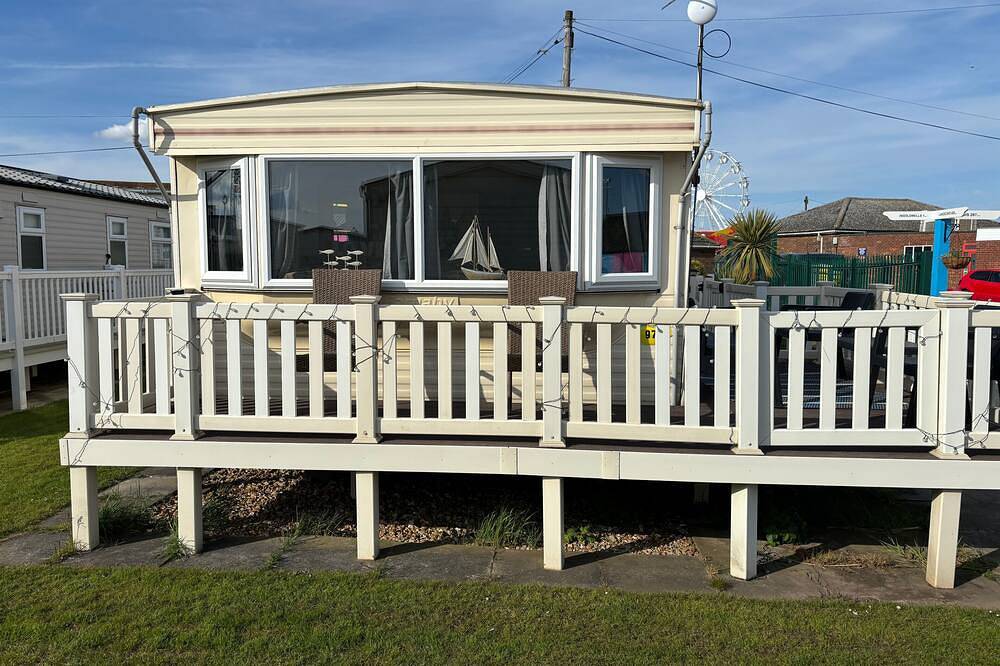 2 Bed Caravan - Sleeps 6 - Dogs - Parking - Wifi in Ingoldmells, Lincolnshire