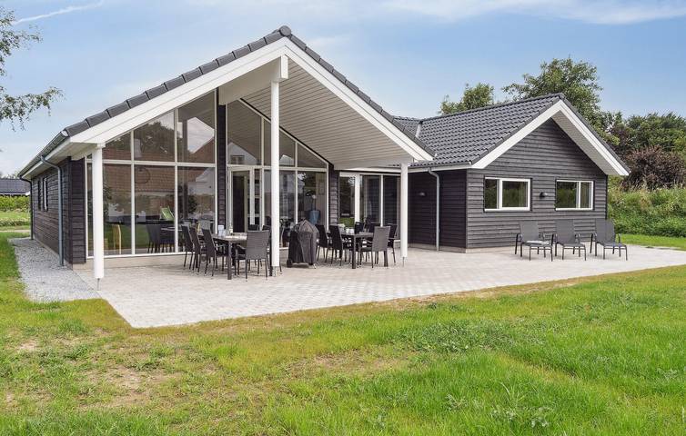 Ferienhaus für 14 Personen, mit Terrasse und Whirlpool sowie Garten und Sauna auf Møn