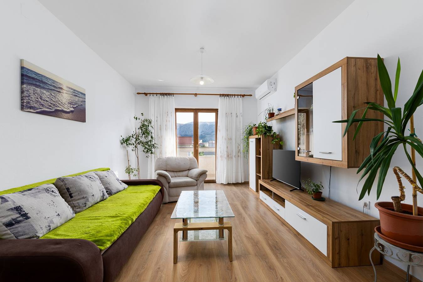 Ganze Wohnung, Wohnung im ersten Stock mit Blick auf die Berge. in Vela plaža, Baska