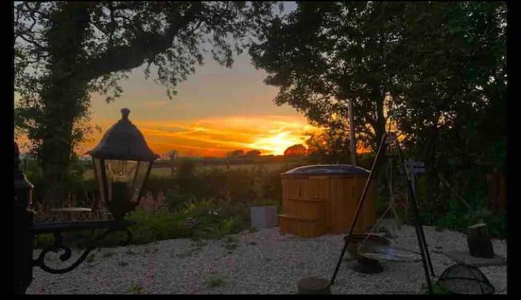 Camping for 2 people, with Hot tub and Terrace as well as Garden and View in Wales