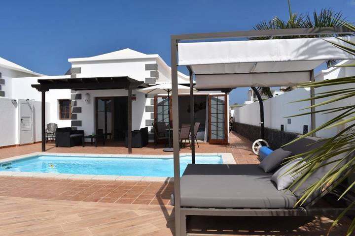 Villa for 6 people, with Terrace and Garden as well as Pool in Parque del Rey
