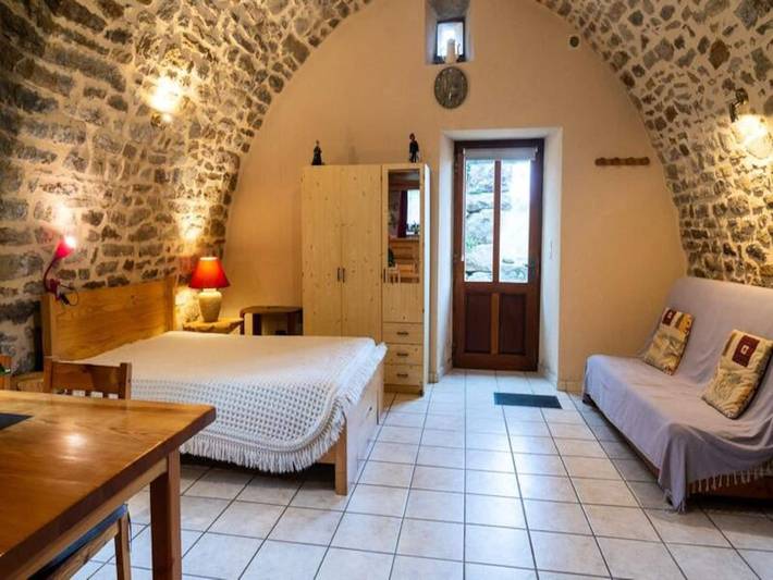 Gîte pour 3 personnes, avec piscine et jardin, adapté aux familles à Les Bondons - 4