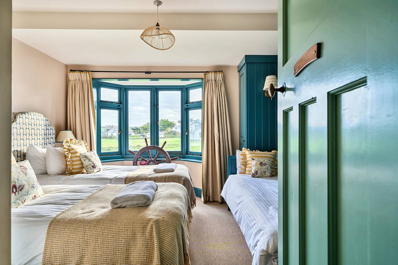Headlands- Stylish Oceanfront Property on Harlyn Bay in Harlyn, Cornwall