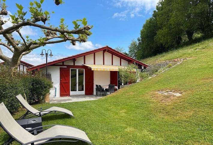 Gîte pour 5 personnes, avec Terrasse ainsi que Jardin et Piscine