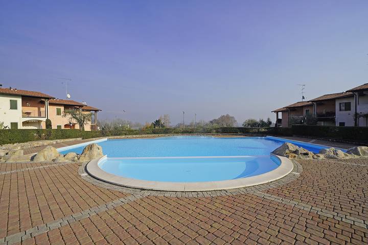 Ferienwohnung für 4 Personen, mit Pool und Ausblick sowie Seeblick und Terrasse in Polpenazze del Garda