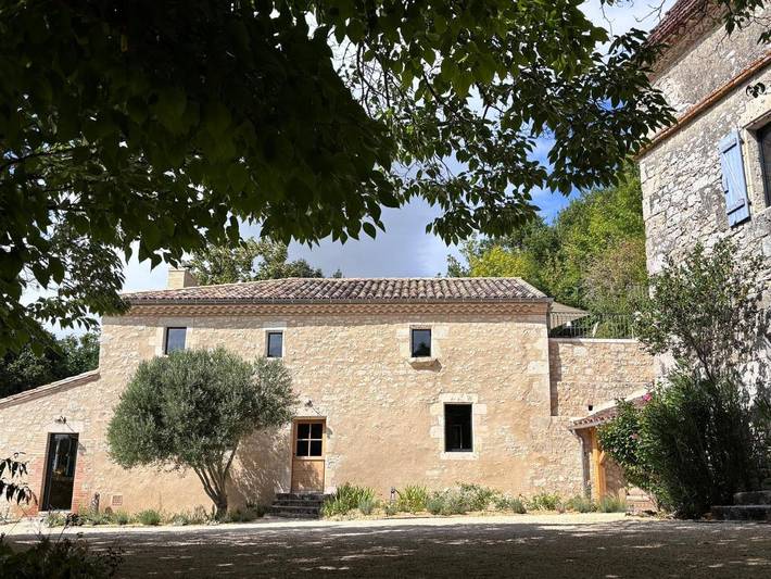 Location de vacances pour 8 personnes, avec Balcon et Terrasse ainsi que Jardin et Piscine à Lauzerte