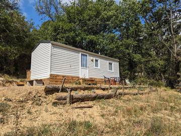Tente pour 2 personnes, avec terrasse ainsi que jacuzzi et jardin dans les Alpes maritimes