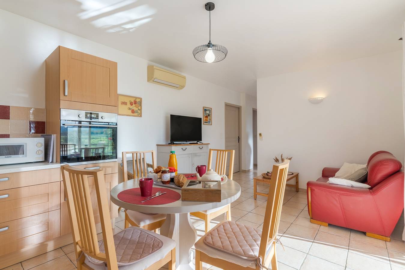 Gîte 'Le Petit Étang' avec piscine partagée, terrasse privée et climatisation in Gréoux-les-Bains, Parc naturel régional du Verdon