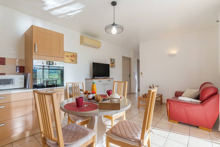 Gîte 'Le Petit Étang' con piscina condivisa, terrazza privata e aria condizionata in Gréoux-les-Bains, Alpi dell'Alta Provenza