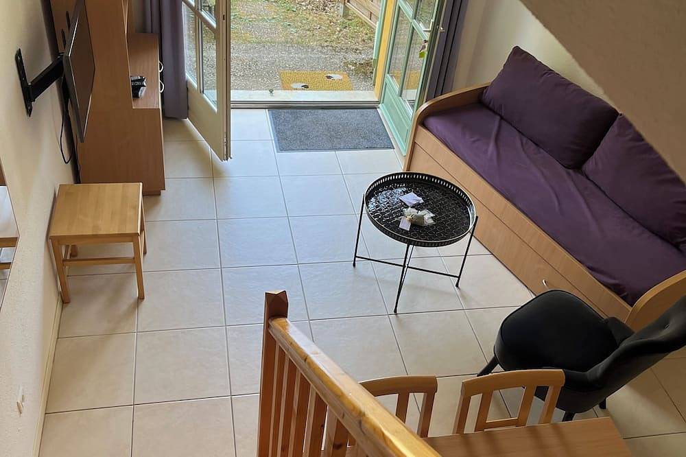 Duplex B en Rez de parc, 4 adultes en résidence de tourisme avec piscine in Montbrun-les-Bains, Région de nyons