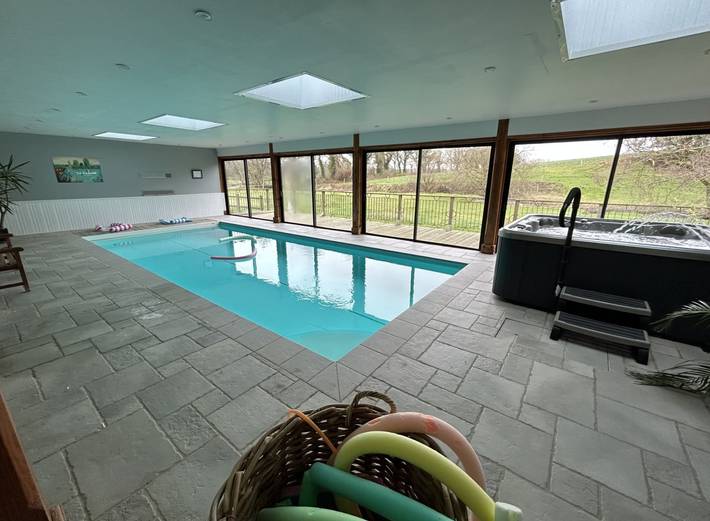 Gîte pour 6 personnes, avec jardin ainsi que balcon et jacuzzi à Saint-Igeaux