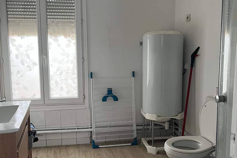 Entire apartment, 2-bedroom apartment (ground floor and basement). In 2-level pavilion. in Bobigny, Seine-Saint-Denis
