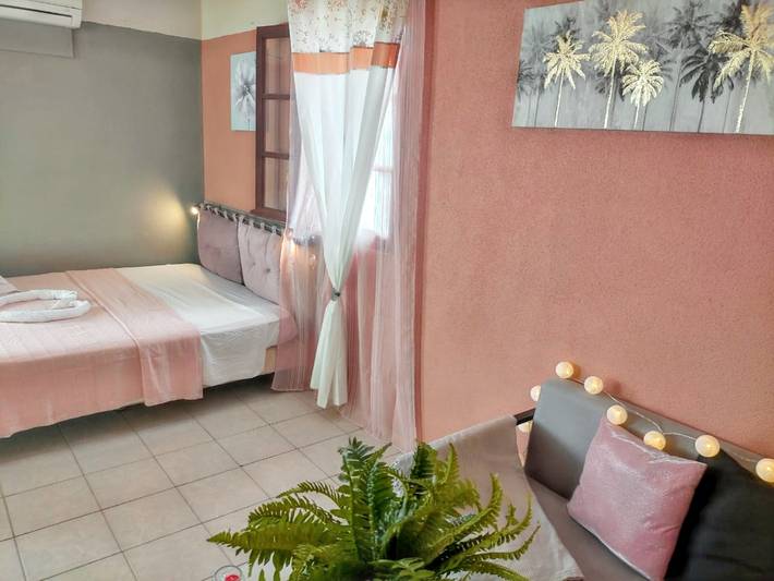 Location de vacances pour 2 personnes, avec piscine et terrasse à Sainte-Rose - 2