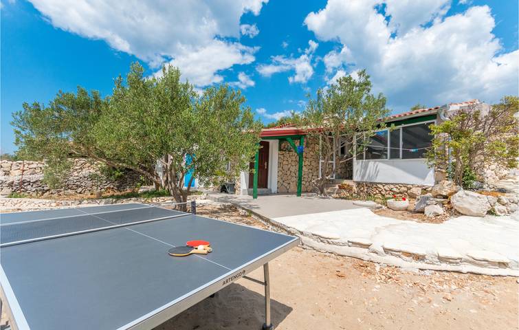 Gemütliche Ferienwohnung mit Pool und Terrasse, 100 m von der Küste entfernt, in der Nähe des Stadtzentrums von Tkon in Tkon, Pasman