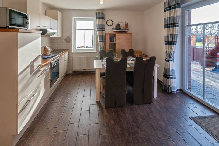 Ganze Wohnung, Komfortable Ferienwohnung mit Terrasse und moderner Ausstattung in Norddeich in Strand Norddeich, Norddeich