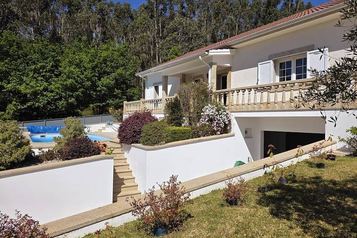 Gîte pour 6 personnes, avec piscine ainsi que jardin et balcon