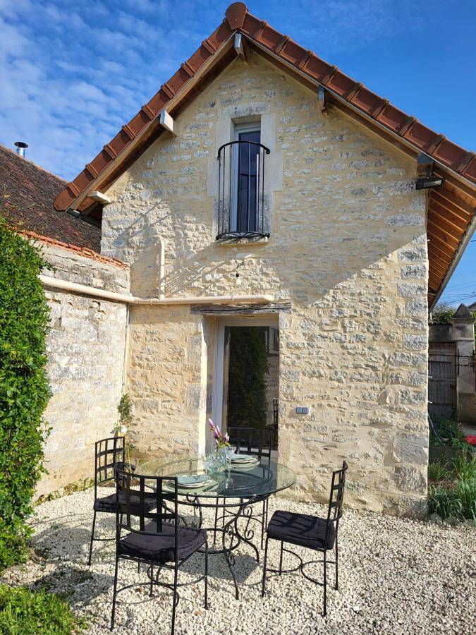 Location de vacances pour 3 personnes, avec Terrasse ainsi que Jardin et Vue à Tonnerre (Yonne) - 3