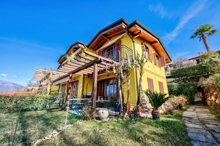 Gîte pour 4 personnes, avec balcon et vue sur le lac, adapté aux familles à Laveno-Mombello - 2