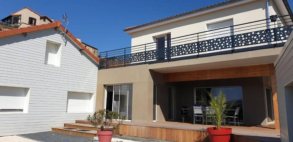 Location de vacances pour 8 personnes, avec piscine et vue ainsi que terrasse et jardin, animaux acceptés à Mirefleurs - 4