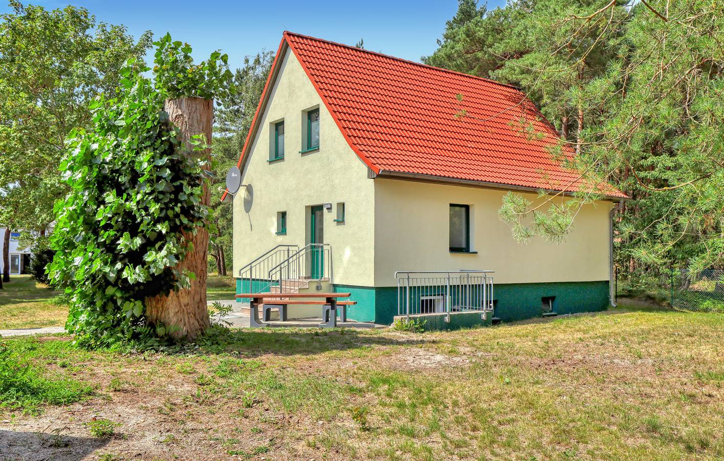 Ganze Ferienwohnung, Gemütliche Wohnung im Erdgeschoss mit WiFi, TV und Parkplatz 300 m vom Strand entfernt in Drewoldke, Juliusruh