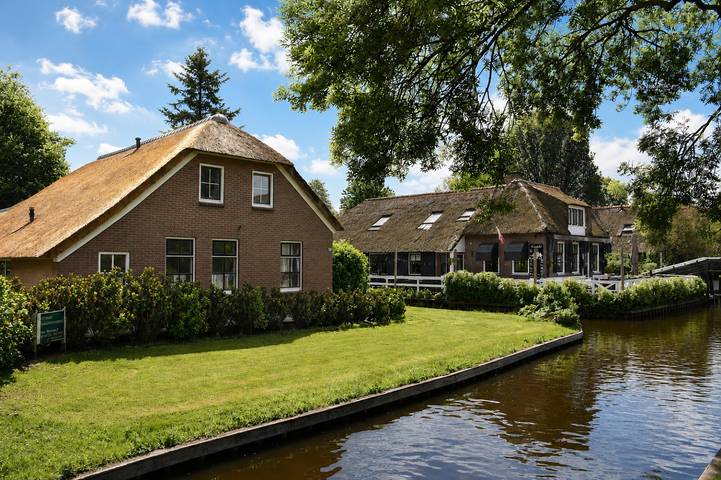 Freistehendes Ferienhaus für 12 Personen am Dorfkanal im Herzen von Giethoorn in Giethoorn, Nationalpark Weerribben-Wieden