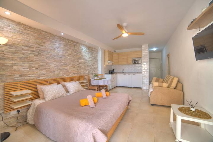 Vacation Home 'Sweet Oasis' with Shared Pool, Private Terrace and Wi-Fi in San Eugenio Alto, Adeje