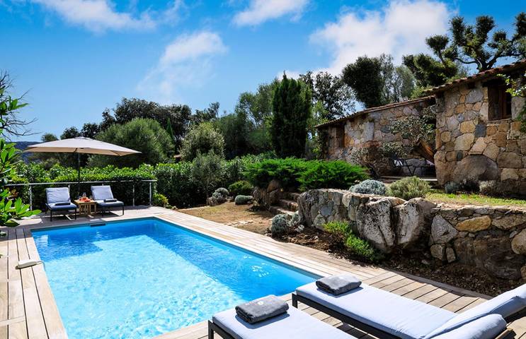 Villa pour 4 personnes, avec terrasse ainsi que jardin et piscine