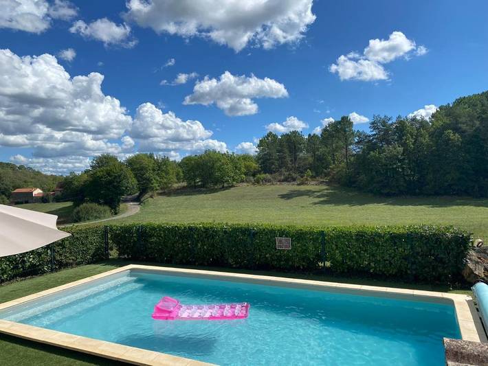 Location de vacances pour 4 personnes, avec Balcon et Terrasse ainsi que Jardin et Piscine à Les Junies