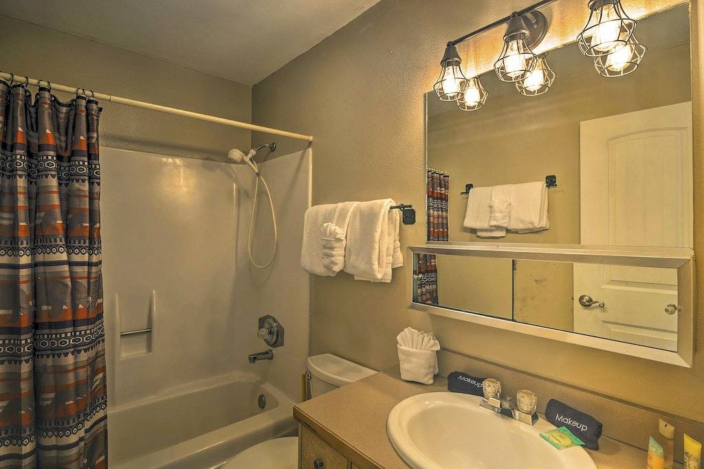 Ganze Wohnung, Ski & Unwind Fireside: Main St Condo in Tannhauser in Arapaho and Roosevelt National Forests