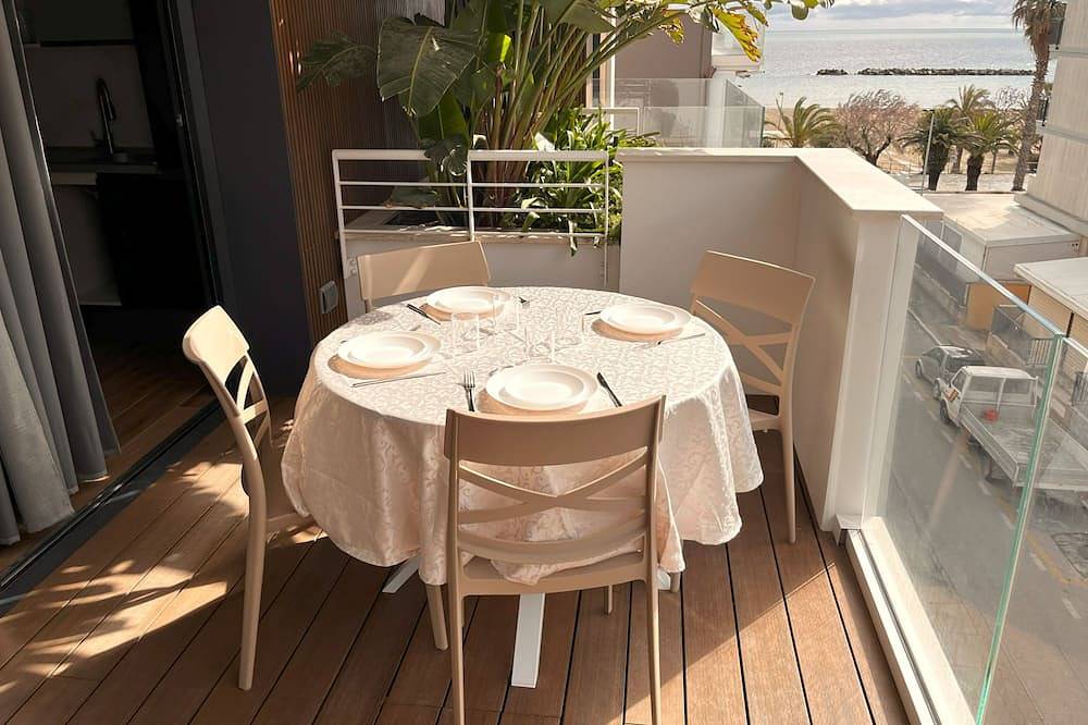 Entire apartment, Bluesuite - Nuovissimo trilocale fronte mare, 3 piano con terrazza e box in Riviera delle Palme