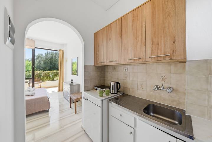 Hel studio-lejlighed, Studio Apartment 'Alexandra Studio 3' with Private Balcony & Wi-Fi in Korfu