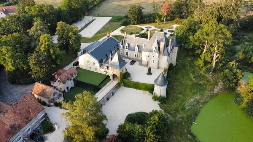 Chambre d’hôte pour 2 personnes, avec Terrasse et Jacuzzi ainsi que Jardin et Piscine à Neuvy