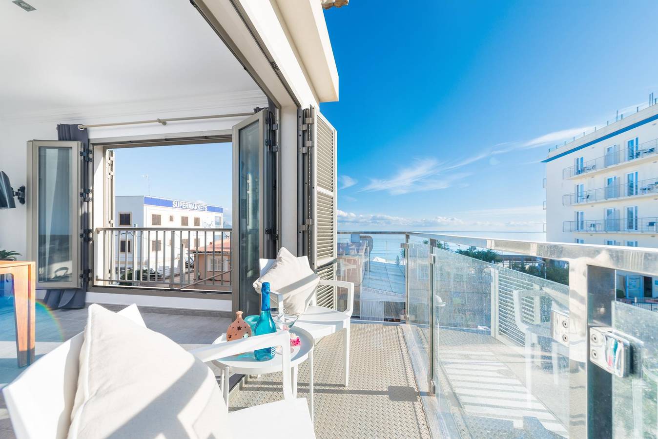 Hel ferieleilighet, Castello Platja - Beautiful apartment with sea views and only 100 metres away from the beach in Can Picafort. Free Wifi in Can Picafort, Santa Margalida