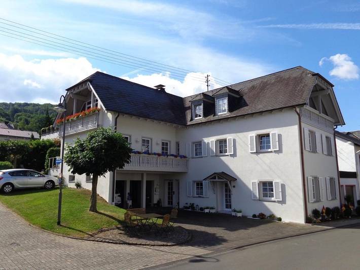 Ferienwohnung für 3 Personen, mit Terrasse und Garten sowie Ausblick in Burgen (bei Bernkastel-Kues)