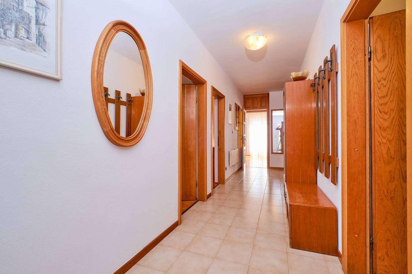 Ganze Wohnung, Das Apartment Katarina 2 befindet sich im ersten Stock eines Hauses in Poljana, Mali Lošinj. Die Wohnung ist für 6 Personen geeignet und verfügt über drei Schlafzimmer, Wohnzimmer, Küche, Esszimmer und zwei Badezimmer. Die Wohnung verfügt über eine Terrasse mit Meerblick. Den Gästen stehen ein Privatparkplatz und eine Gemeinschaftsterrasse mit Grill zur Verfügung. in Mali Lošinj, Cunski