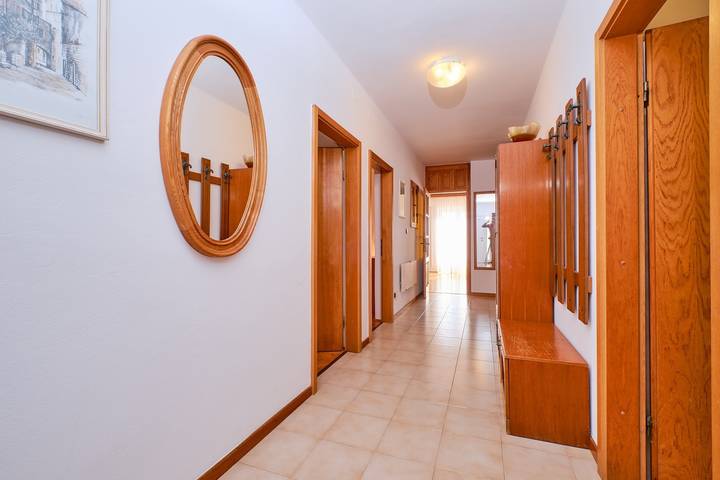 Ganze Wohnung, Das Apartment Katarina 2 befindet sich im ersten Stock eines Hauses in Poljana, Mali Lošinj. Die Wohnung ist für 6 Personen geeignet und verfügt über drei Schlafzimmer, Wohnzimmer, Küche, Esszimmer und zwei Badezimmer. Die Wohnung verfügt über eine Terrasse mit Meerblick. Den Gästen stehen ein Privatparkplatz und eine Gemeinschaftsterrasse mit Grill zur Verfügung. in Mali Lošinj, Cunski