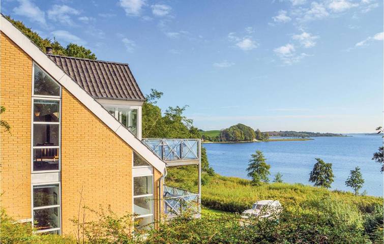 Ferieudlejning for 10 personer, med Jacuzzi og Have samt Sauna i Kruså